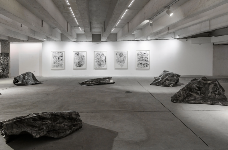 schermata 2025 07 08 alle 102847 La “scomparsa” del trio artistico Canemorto in mostra a Roma