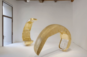 Una galleria d’arte di Milano dedica uno spazio per esporre gli artisti invitati alla scorsa Biennale d’Arte di Venezia
