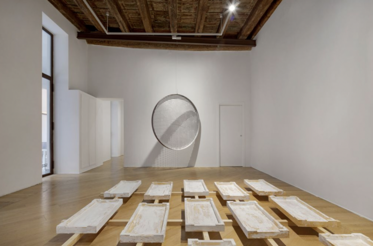 schermata 2025 07 15 alle 223925 Una galleria d’arte di Milano dedica uno spazio per esporre gli artisti invitati alla scorsa Biennale d’Arte di Venezia