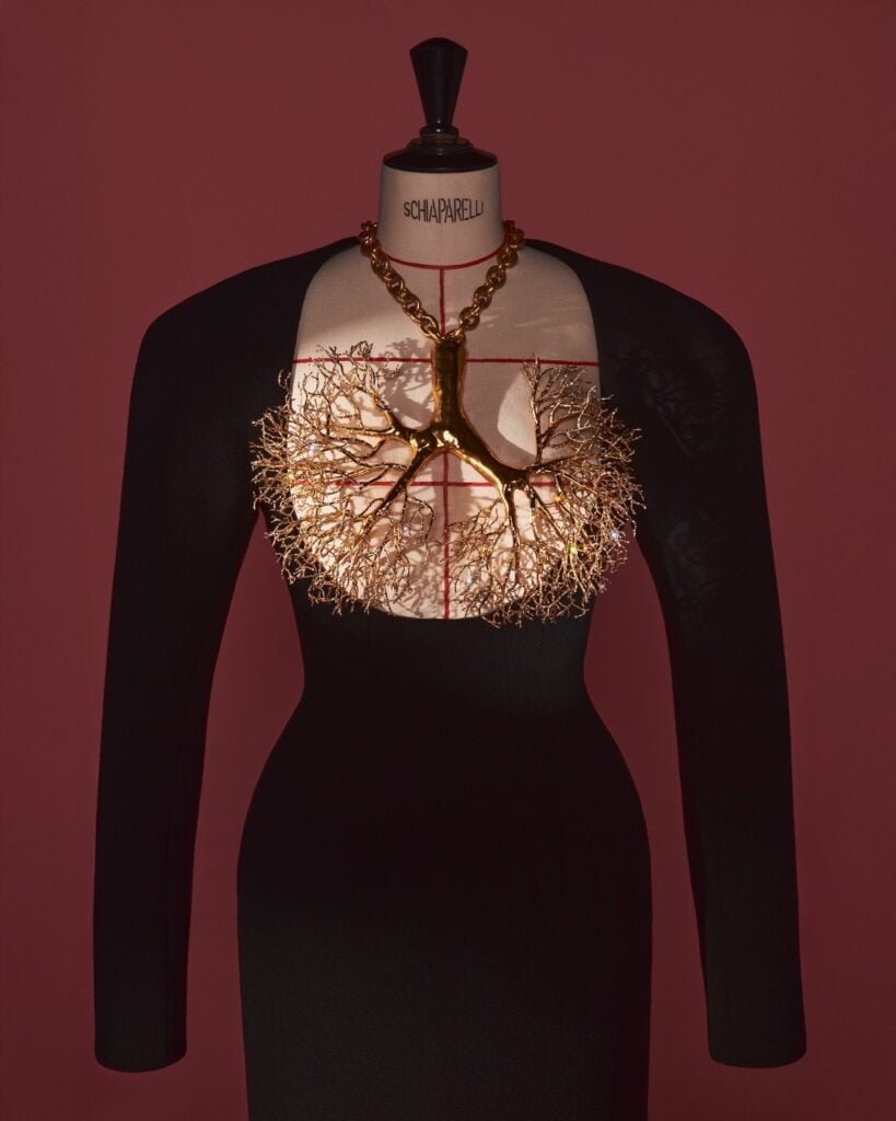 Abito lungo, collezione Matador Couture Haute couture autunno-inverno 2021-2022. Collana in ottone dorato ornata con strass a forma di polmoni. Schiaparelli by Daniel Roseberry, Patrimoine Schiaparelli Parigi