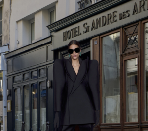 A Parigi l’ultima sfilata di Demna per Balenciaga segna un cambiamento epocale nella moda