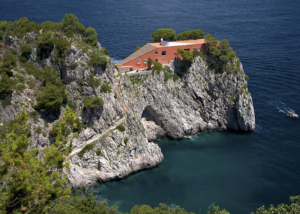 La mostra super esclusiva di Maurizio Cattelan dentro la leggendaria Casa Malaparte di Capri 