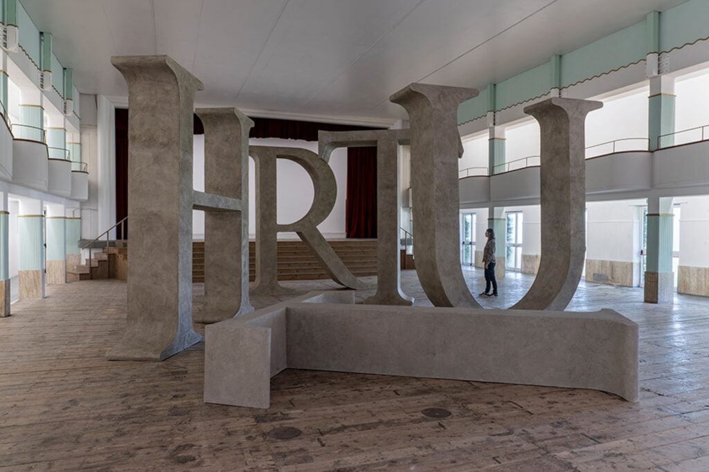 Politiche del confine e divisioni identitarie. Shilpa Gupta alla Galleria Continua