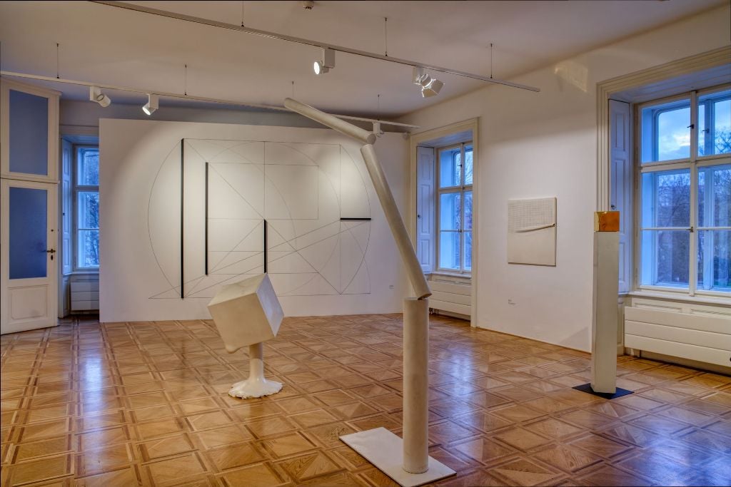 https://www.artribune.com/wp-content/uploads/2025/07/stanislav-kolibal-100-2025-installation-view-courtesy-museum-kampa-photo-m-simral-1.jpg
