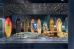 surf installation shot credit ian cross photography image 1 In Cornovaglia una mostra sul surf e la sua storia tra attivismo e artigianato
