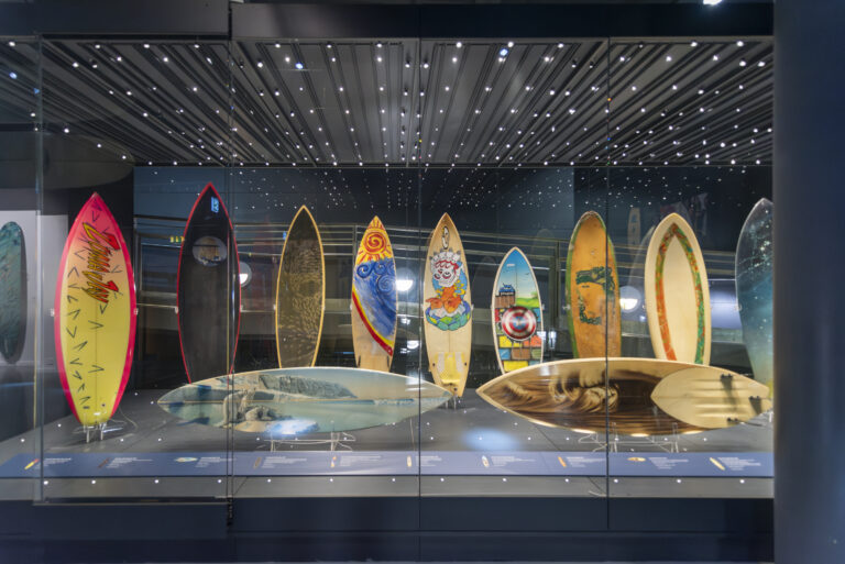 surf installation shot credit ian cross photography image 1 In Cornovaglia una mostra sul surf e la sua storia tra attivismo e artigianato