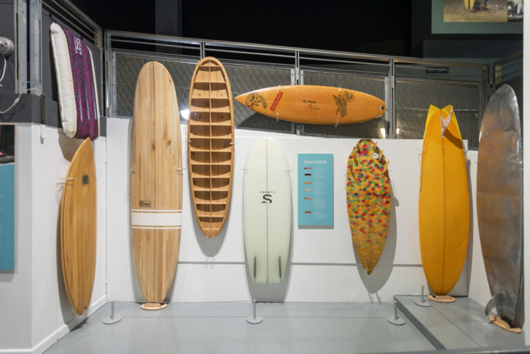 surf installation shot credit ian cross photography image 14 In Cornovaglia una mostra sul surf e la sua storia tra attivismo e artigianato