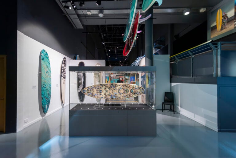 surf installation shot credit ian cross photography image 19 In Cornovaglia una mostra sul surf e la sua storia tra attivismo e artigianato