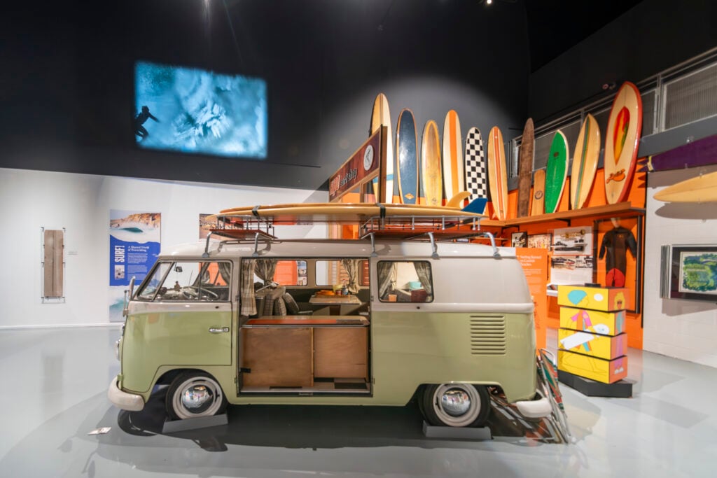 In Cornovaglia una mostra sul surf e la sua storia tra attivismo e artigianato