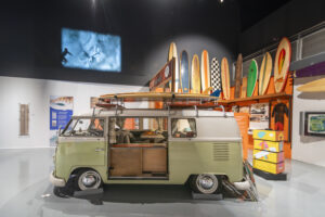 In Cornovaglia una mostra sul surf e la sua storia tra attivismo e artigianato