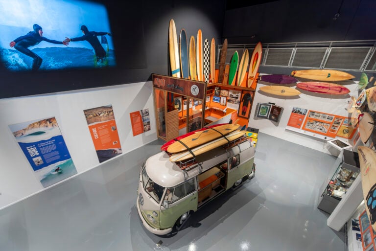 surf installation shot credit ian cross photography image 5 In Cornovaglia una mostra sul surf e la sua storia tra attivismo e artigianato
