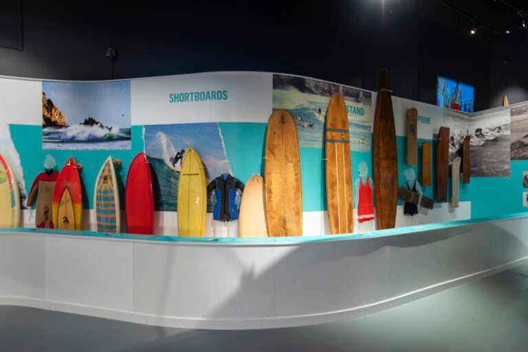 surf installation shot credit ian cross photography image 8 In Cornovaglia una mostra sul surf e la sua storia tra attivismo e artigianato