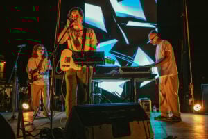 Visual interattivi con la musica elettronica nel nuovo album cinematografico degli under:tones