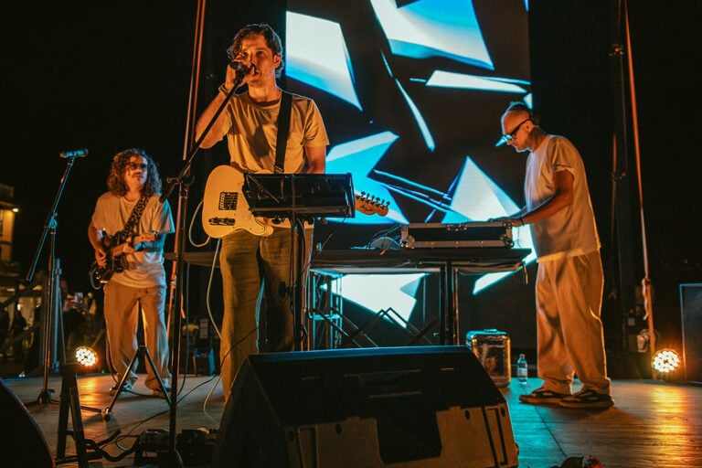 Visual interattivi con la musica elettronica nel nuovo album cinematografico degli under:tones