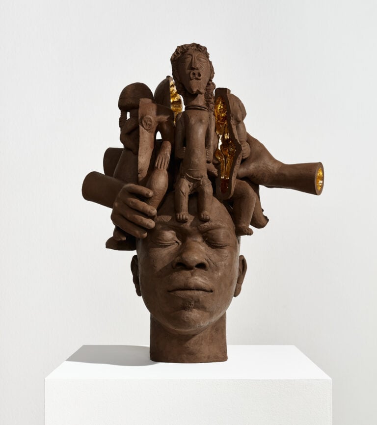 Victor Fotso Nyie, Revitalisation, 2025, ceramica e oro-ceramic and gold, cm.64x48,5x37,5 Courtesy l’artista & P420, Bologna. Photo Carlo Favero