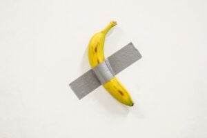 La banana di Cattelan è stata rubata di nuovo. Trafugata (o mangiata?) da un visitatore al Pompidou di Metz