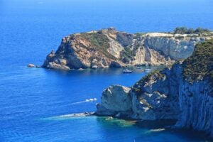 Ponza e l’arte. Riscoprire l’isola tra luci e profumi di settembre