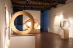 Veduta della mostra_Mauro Staccioli. Sculture attraversabili e attraversanti. ph Roberto Magri, courtesy Casa Masaccio