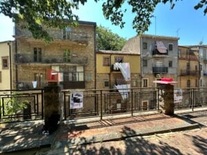In Sicilia studenti universitari impegnati a riqualificare lo spazio pubblico di Piazza Armerina
