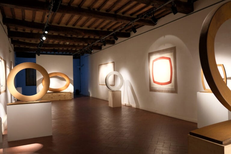 Veduta della mostra_Mauro Staccioli. Sculture attraversabili e attraversanti. ph Roberto Magri, courtesy Casa Masaccio