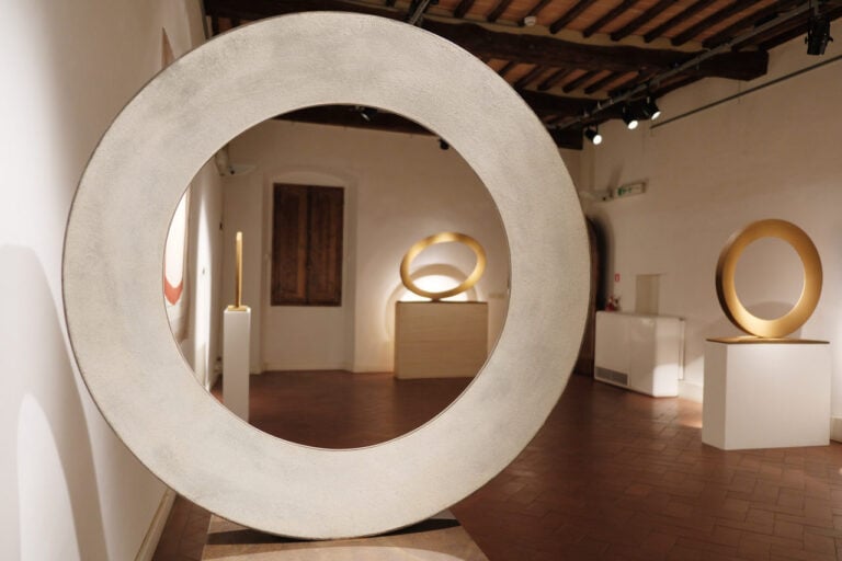 Veduta della mostra_Mauro Staccioli. Sculture attraversabili e attraversanti. ph Roberto Magri, courtesy Casa Masaccio