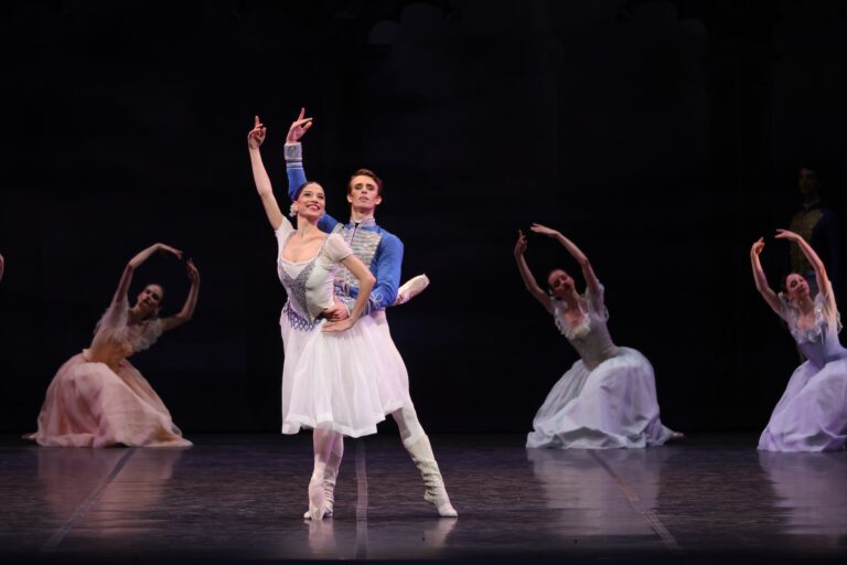 Alice Mariani, Navrin Turnbull e il corpo di ballo scaligero in un momento del II atto della Paquita di Pierre Lacotte - foto di Brescia e Amisano-Teatro alla Scala