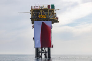 Un’opera di Anish Kapoor su una piattaforma Shell nel Mare del Nord. L’azione performativa contro l’industria dei combustibili fossili