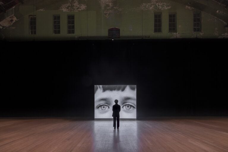 450 foto di Diane Arbus esposte a New York in un allestimento immersivo