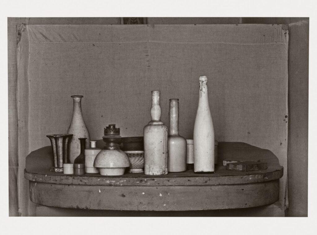 Gianni Berengo Gardin fotografa lo studio di Giorgio Morandi