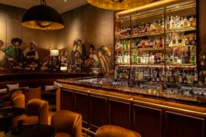 A Firenze apre un cocktail bar immersivo ispirato ai dipinti di Artemisia Gentileschi 