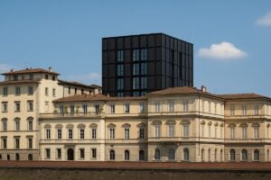 Non c’è nessun cubo nero che rovina lo skyline di Firenze. Solo una nuova polemica fake