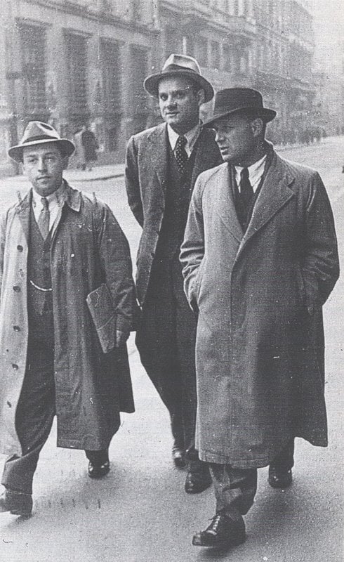 Da sinistra, Longanesi con Alberto Moravia e Pietro Albonetti a passeggio per Roma, nel 1940