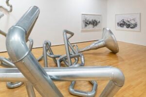 L’artista Donato Piccolo a Modena tra robot e dispositivi elettronici mette in mostra l’intelligenza artificiale