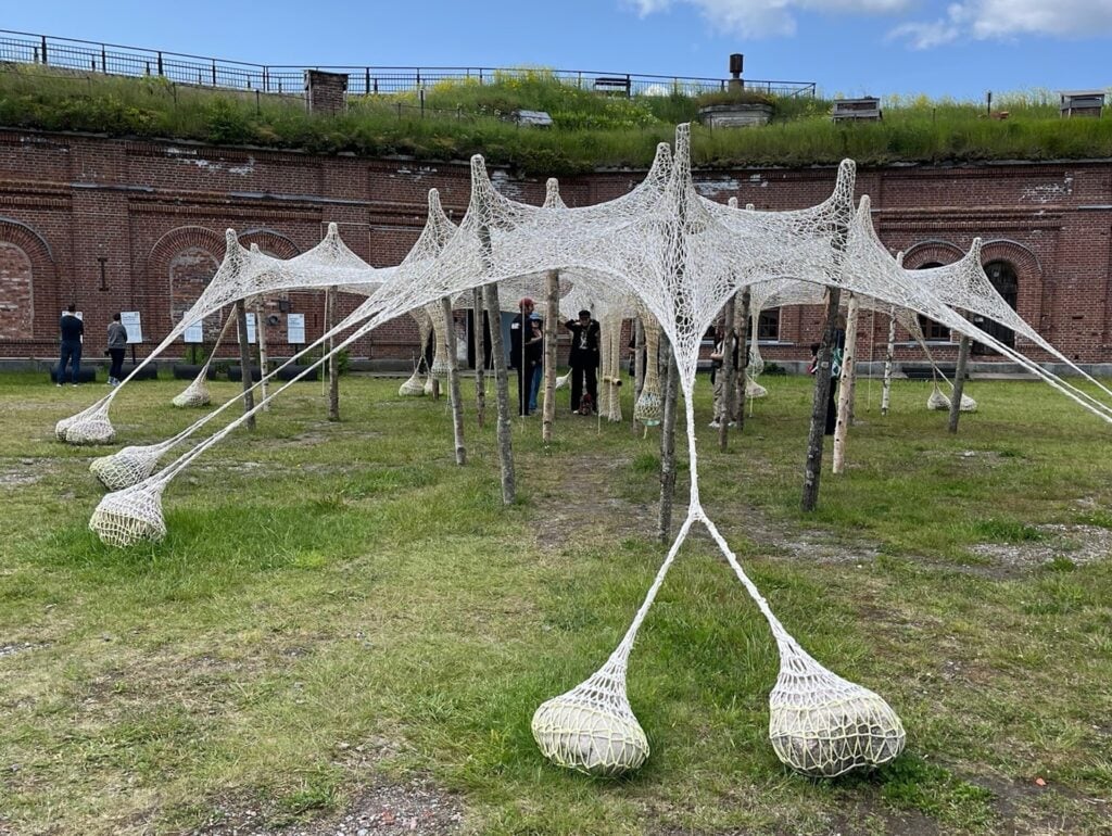 A Helsinki c’è una biennale che vuole andare oltre l’essere umano
