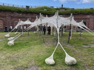 A Helsinki c’è una biennale che vuole andare oltre l’essere umano