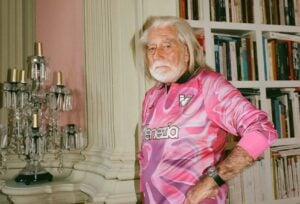 Il portiere della squadra di calcio del Venezia indossa una maglia d’artista
