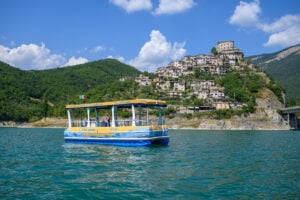 Dal battello ai sentieri: alla scoperta della Valle del Turano. Meraviglia a un’ora da Roma