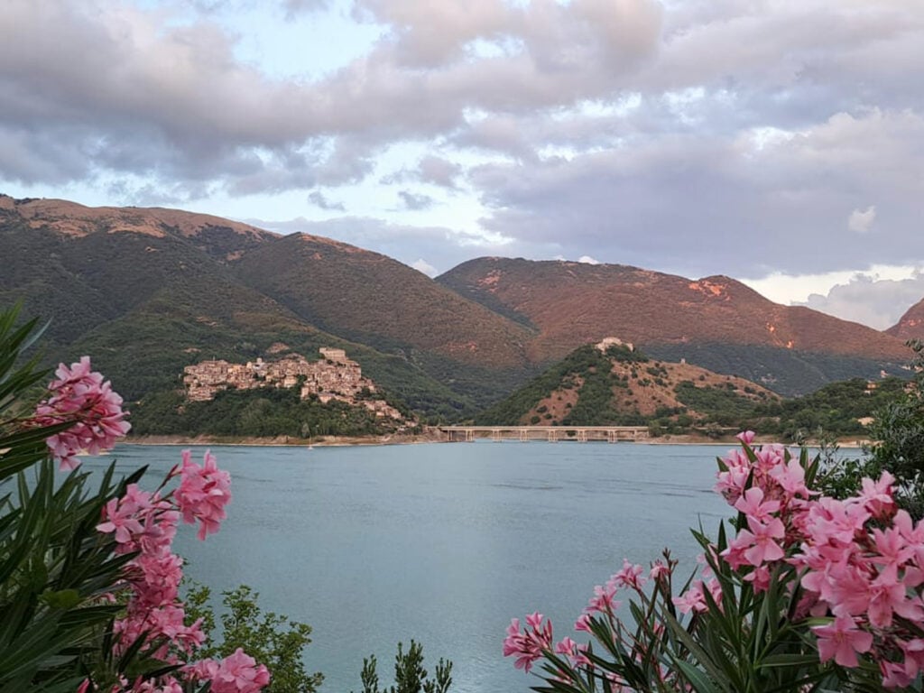 Il lago e la vista di Castel di Tora e Monte Antuni
