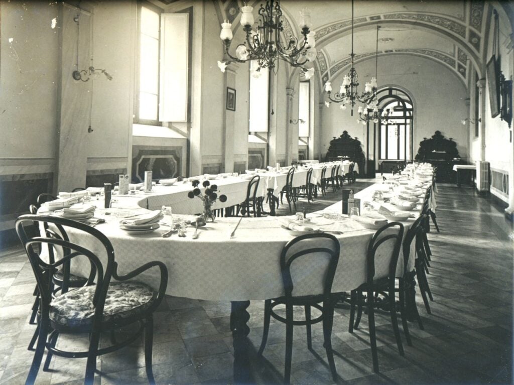 fotografia raffigurante il refettorio dei conservatori femminili riuniti sec xx gelatina bromuro dargento su carta fondazione conservatori riuniti di siena Sei mostre in giro per Siena dedicate al tema del paesaggio
