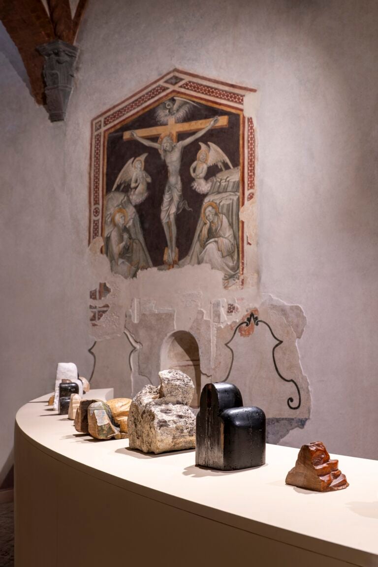 Francesco Carone, Golgota, dettaglio dell'installazione, Sala San Galgano - Fondazione Santa Maria della Scala ©Ph. Ela Bialkowska-OKNO studio