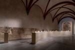 Francesco Carone, Golgota, installazione presso la Sala San Galgano - Fondazione Santa Maria della Scala ©Ph. Ela Bialkowska-OKNO studio