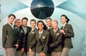 Alta moda in volo. Storia delle divise da hostess firmate dai grandi stilisti