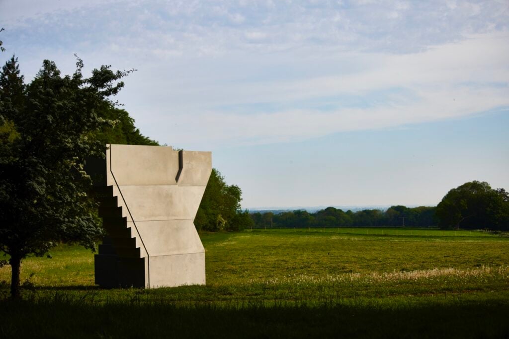 Nella campagna inglese c’è un nuovo parco per l’arte contemporanea. Nasce la Goodwood Art Foundation