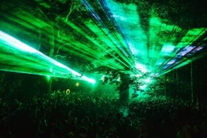 C’è un festival di musica elettronica e arte nel parco di sculture di Houghton Hall in Inghilterra