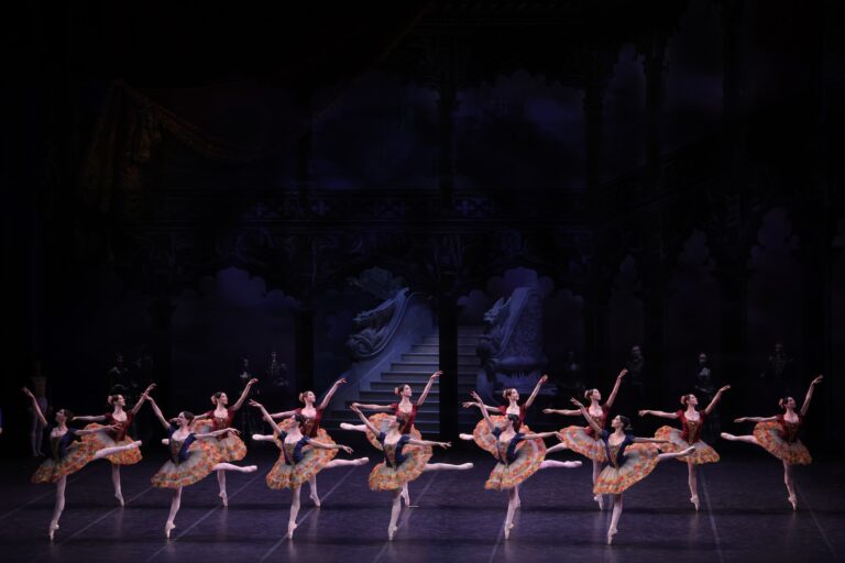 Il Corpo di Ballo scaligero durante il Grand Pas di Paquita di Pierre Lacotte - foto Brescia e Amisano-Teatro alla Scala