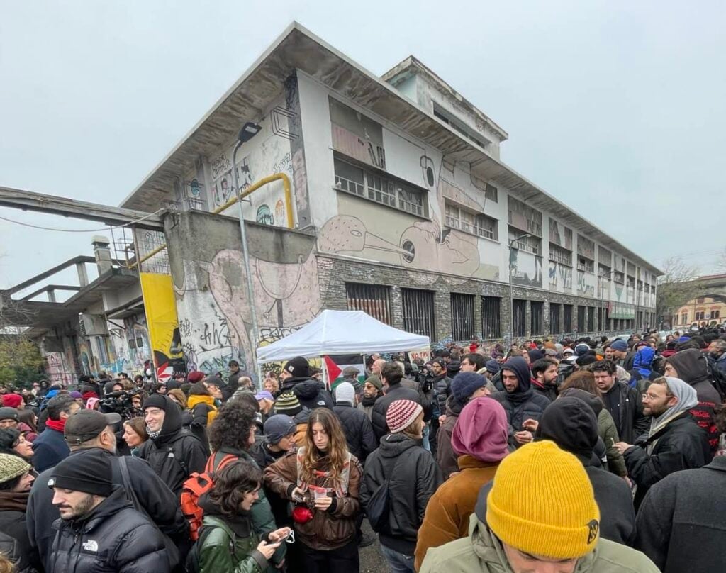 Lo scenografico sgombero d’agosto del Leoncavallo di Milano: “Ma dovrà continuare a fare cultura”