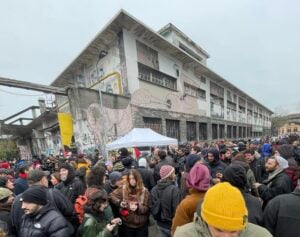 Lo scenografico sgombero d’agosto del Leoncavallo di Milano: “Ma dovrà continuare a fare cultura”