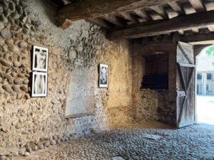 A Bergamo un antico maniero duecentesco si rianima con una mostra fotografica 