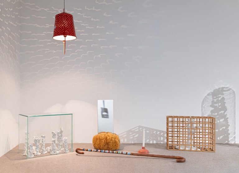 Installation Images of Rolf Sachs Be-rühren, at Kunsthalle Schweinfurt. Room 6 - Everyday objects. Photography by Luisa Porta