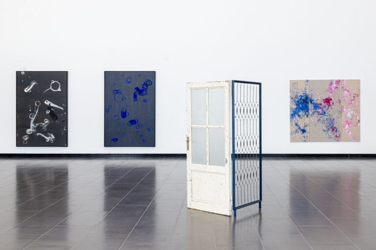 installation images of rolf sachs be ruhren at kunsthalle schweinfurt room 8 saal photography by luisa porta 9 In Germania un artista rivisita la quotidianità attraverso le lenti della bellezza e dell’ironia